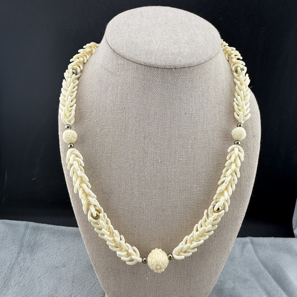 Vintage Necklace Beaded Carved Plasticโ 20"